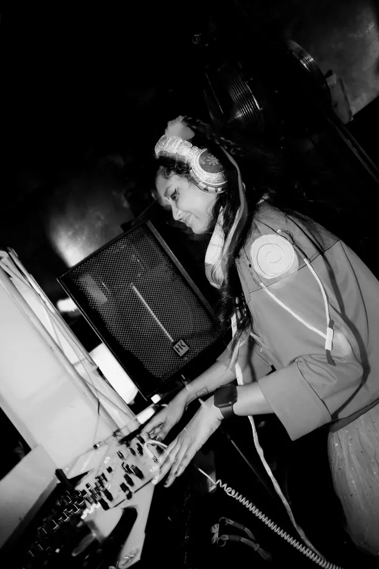 Club Retro — dJ at work
