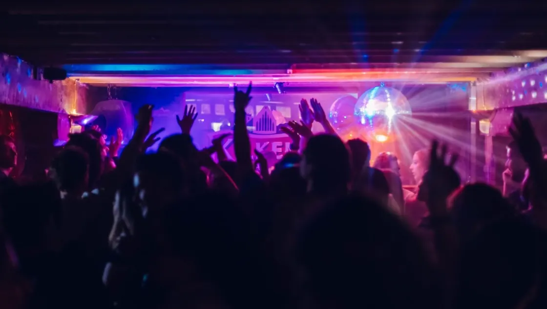 Lambys Tavern — bandroom crowd