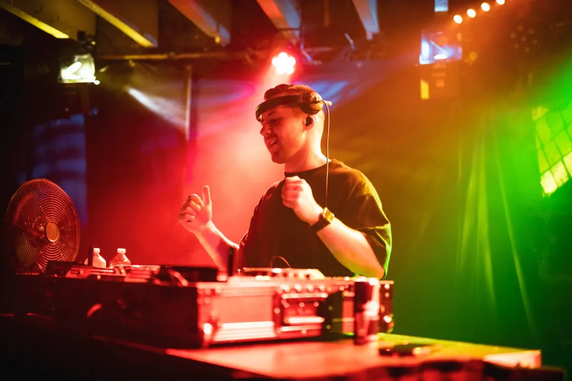 Lambys Tavern — dJ at work